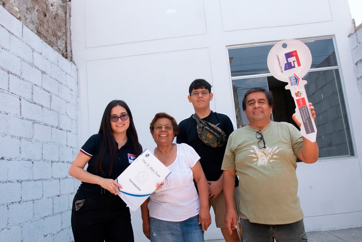 Familia recibiendo las llaves de su nueva vivienda, construida por Corporación GF